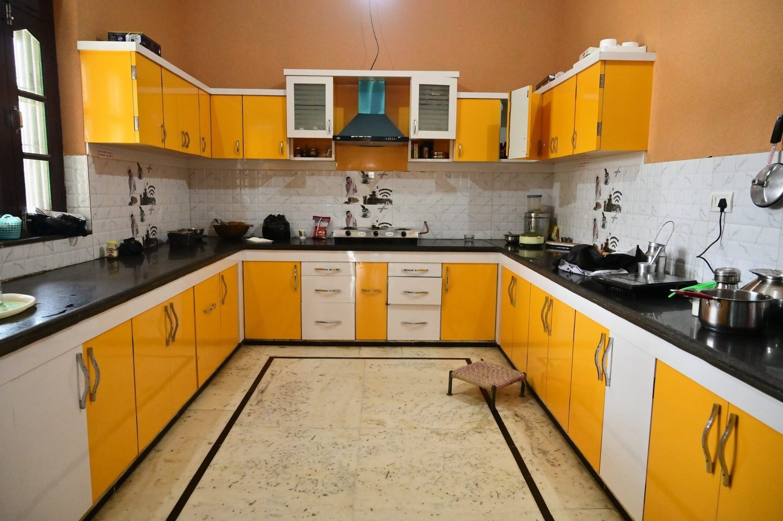 Modular kitchen with textured wall paint